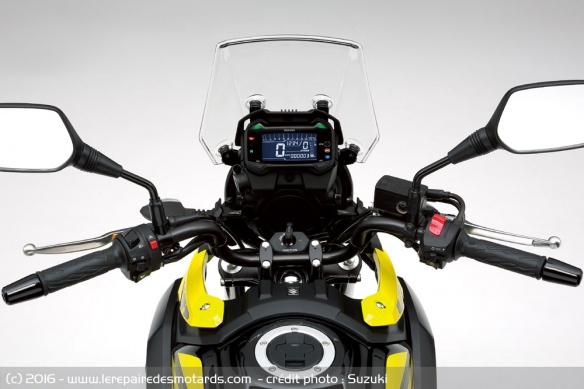 La V-Strom emprunte le compteur de la GSX-250R mais se pare d'un guidon relevé La V-Strom emprunte le compteur de la GSX-250R mais se pare d'un guidon relevé