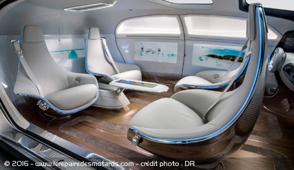 Intérieur de la Mercedes F 015. Plus personne ne conduit !