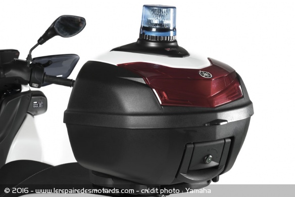 On retrouve également un top case de 39 litres et un gyrophare