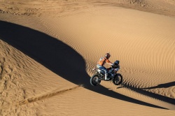 Gev Sella survole les dunes marocaines