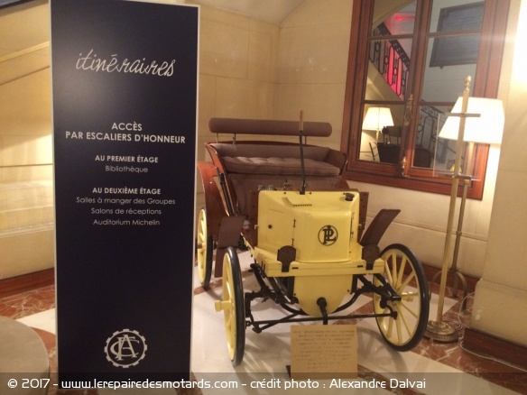 Je ne vois pas de pastille crit'air sur cette Panhard et Levassor...
