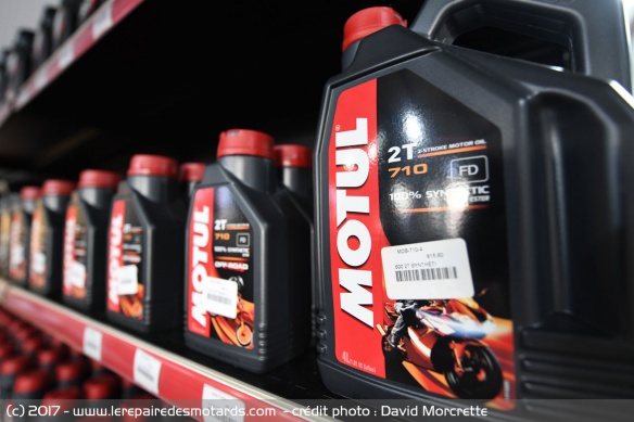 Bidons d'huile au Concept Store Motul
