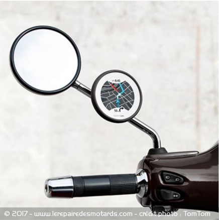 GPS TomTom Vio pour les scooters sur un rétro