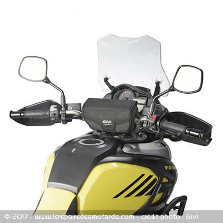 Sacoche de guidon universelle Givi T516, montée sur un V-Strom