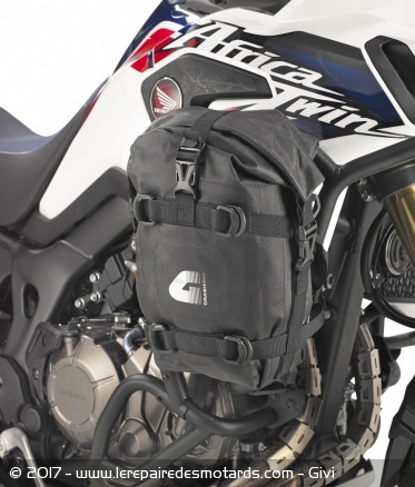 Sacoche Givi pour pare-carters montée sur une Honda Africa Twin