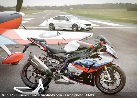 Une BMW S1000 RR série Magny-Cours aux coté de la BMW M4 et un Avion Extra