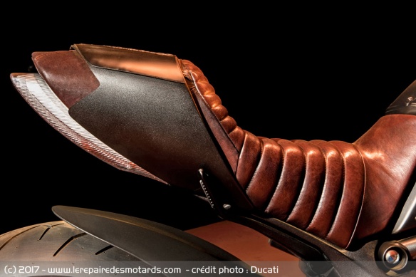 La selle fait appel à du cuir véritable La selle fait appel à du cuir véritable