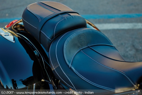La selle affiche ses coutures blanches pour plus de contraste