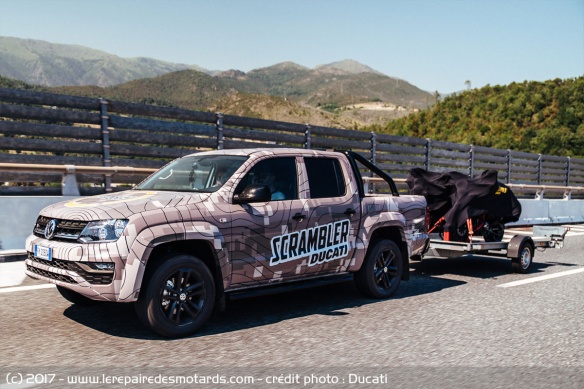 Les 2 nouveaux scramblers sur la route de Biarritz Les 2 nouveaux scramblers sur la route de Biarritz