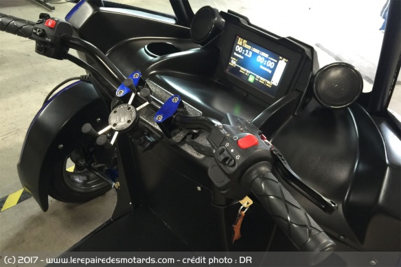 L'Arcimoto se pilote (presque) comme une moto