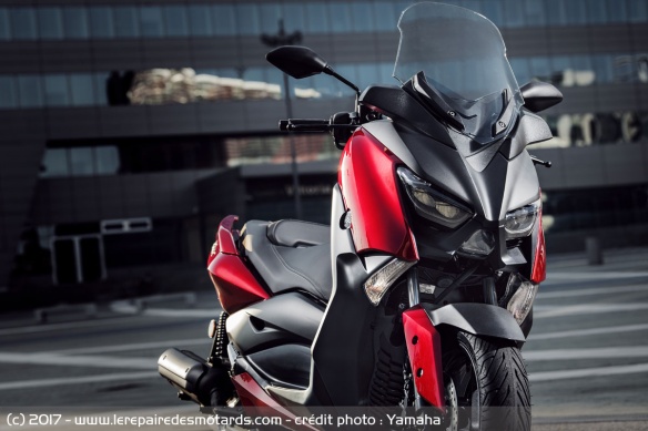 Le style du XMAX est calqué sur celui des 300 et 400 Le style du XMAX est calqué sur celui des 300 et 400