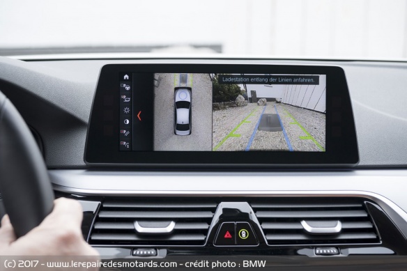 L'aide au stationnement permet de bien positionner sa voiture sur la dalle L'aide au stationnement permet de bien positionner sa voiture sur la dalle