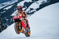 Marc Marquez remonte piste Kitzbühel à moto