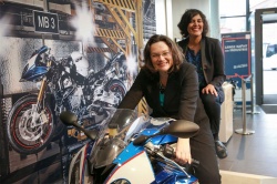 Andrea Nahles et Myriam El Khomri sur le site de Berlin - crédit photo : BMW