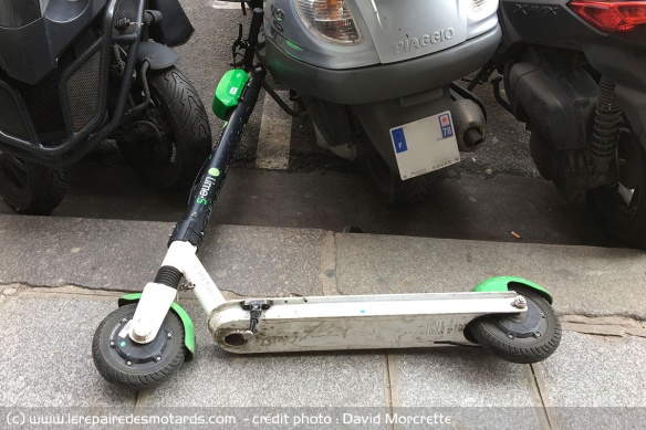 Trottinettes laissée sur un trottoir