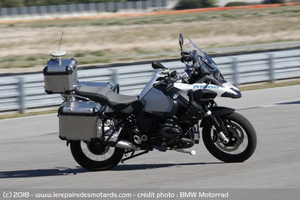 Accélérer, tourner, freiner... la moto fonctionne de façon indépendante Accélérer, tourner, freiner... la moto fonctionne de façon indépendante