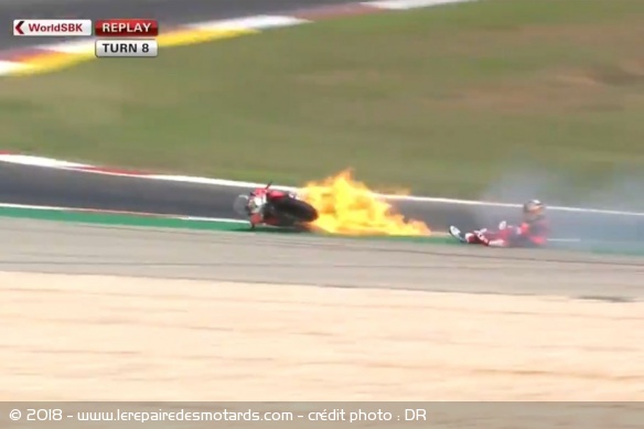 La Ducati de Davies part en fumée