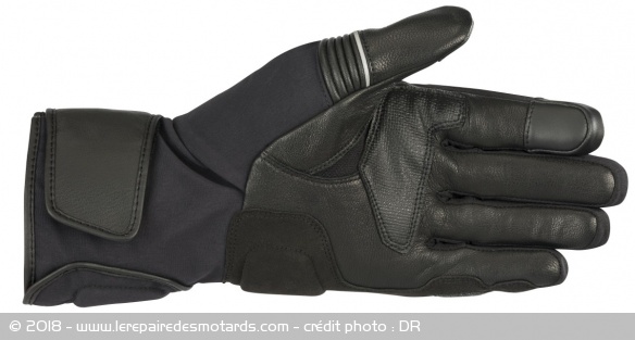La paume des gants Jet Road V2 Gore Grip sont en cuir de chèvre La paume des gants Jet Road V2 Gore Grip sont en cuir de chèvre