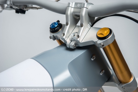 La fourche a été réalisée par Öhlins La fourche a été réalisée par Öhlins