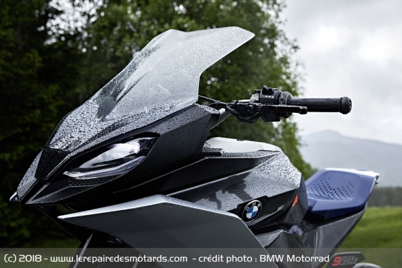 On ne peut reconnaitre l'air de famille avec la S1000XR On ne peut reconnaitre l'air de famille avec la S1000XR