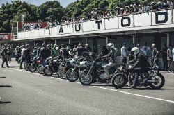 Triumph met la gomme au Café Racer Festival