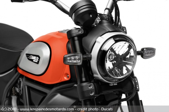 Le phare à LED DRL et les clignotants automatiques Le phare à LED DRL et les clignotants automatiques