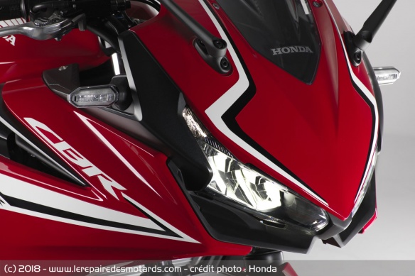 La CBR500R arbore des lignes sportives
