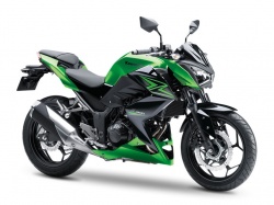 Une Kawasaki Z400 en approche