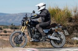 Triumph sur un Scrambler 1200 - crédit photo : DR