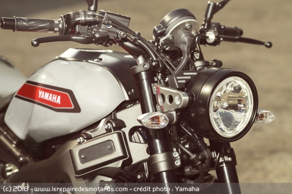La déco s'inspire de celle des motos de GP Yamaha des années 70 La déco s'inspire de celle des motos de GP Yamaha des années 70