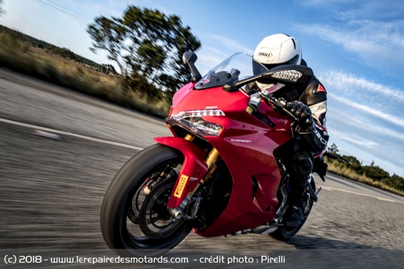 Le Diablo Rosso Corsa II sur route