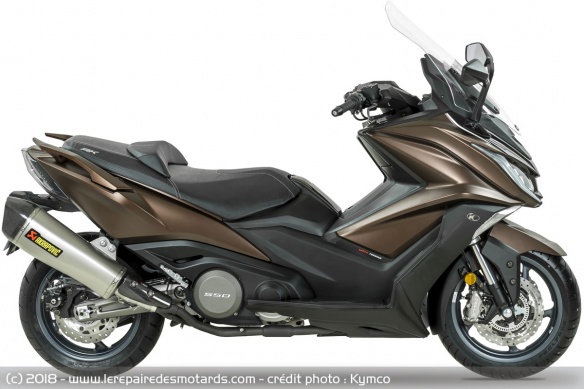 L'AK 550 est livré avec un silencieux Akrapovic L'AK 550 est livré avec un silencieux Akrapovic