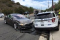 Une Tesla autonome fonce voiture police