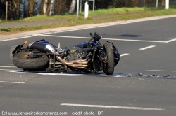Un automobiliste renverse volontairement deux motards