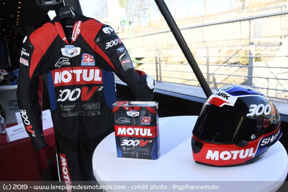 La combinaison Furygan, le bidon Motul et le casque Shark