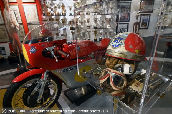 La MV Agusta et quelques équipement d'Agostini La MV Agusta et quelques équipement d'Agostini