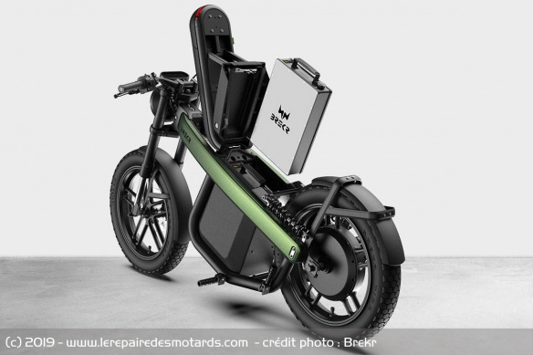Chaque batterie amovible de 10 kg ajoute jusqu'à 80 km d'autonomie Chaque batterie amovible de 10 kg ajoute jusqu'à 80 km d'autonomie