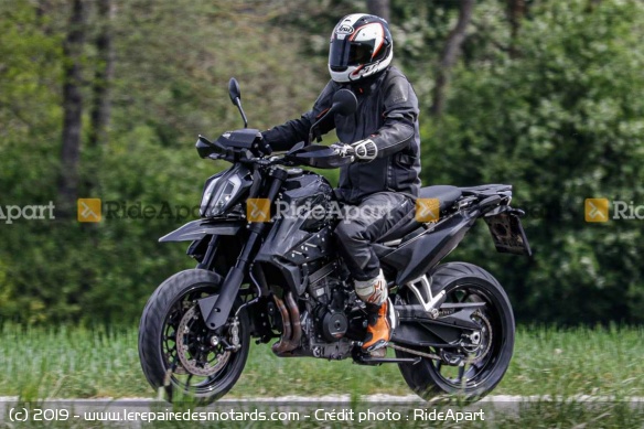 Une KTM 790 SM surprise sur les routes Une KTM 790 SM surprise sur les routes