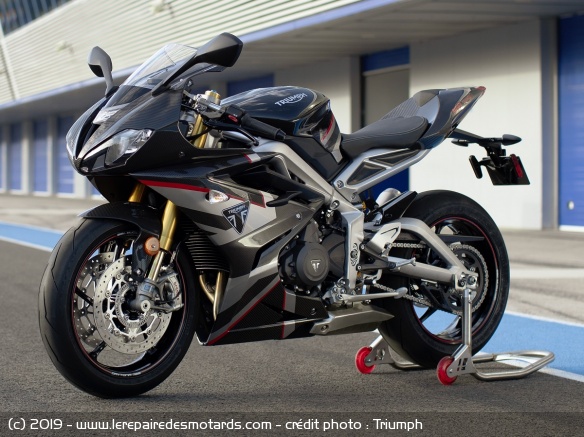 La Triumph Daytona 765 version US avec son liseret rouge
