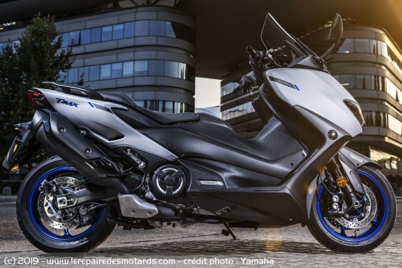 Profil droit du Yamaha TMax 560