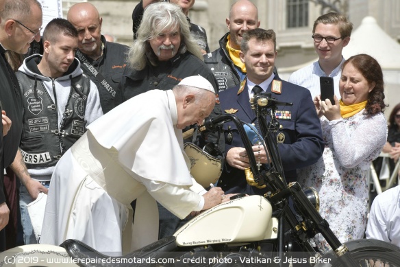 Le Pape dédicace sa Harley Le Pape dédicace sa Harley