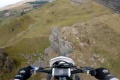 Il chute falaise à moto