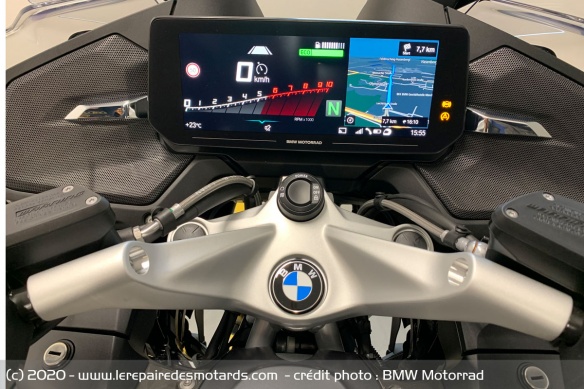 La BMW R1250RT 2021 est la première moto à recevoir le compteur de 10.25 pouces La BMW R1250RT 2021 est la première moto à recevoir le compteur de 10.25 pouces
