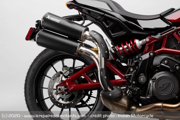 Le double échappement Akrapovic Le double échappement Akrapovic