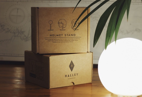 La boite avec les supports de casque Halley