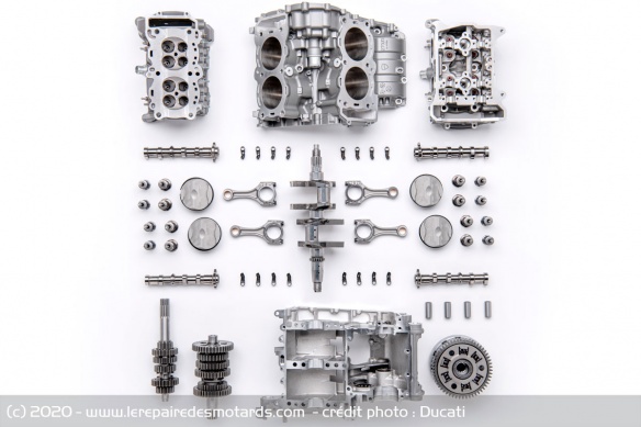 Le V4 se montre plus léger et plus compact que l'actuel V2 Testastretta Le V4 se montre plus léger et plus compact que l'actuel V2 Testastretta