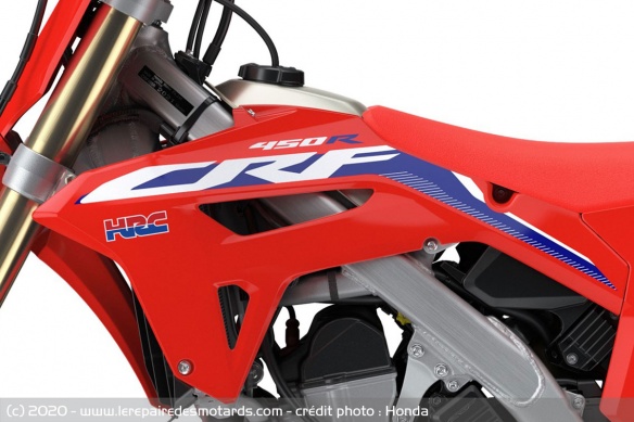 Les carénages et design ont été revus sur la CRF450R Les carénages et design ont été revus sur la CRF450R
