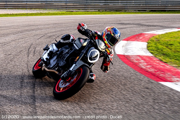 Ducati Monster sur piste
