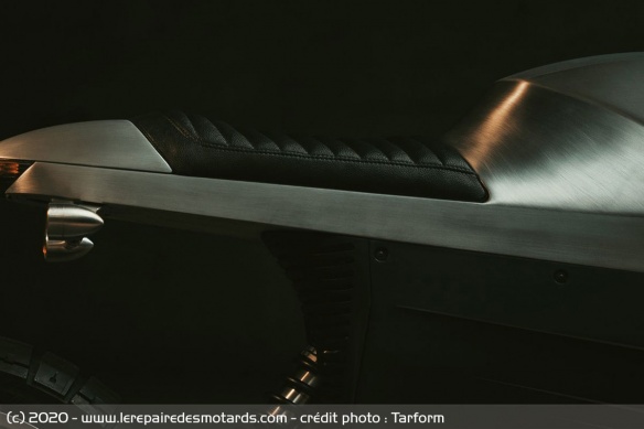 La selle en cuir biodégradable est perchée à 840 mm La selle en cuir biodégradable est perchée à 840 mm