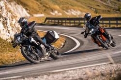 Les actuelles KTM 790 Adventure - Crédit photo : Kiska